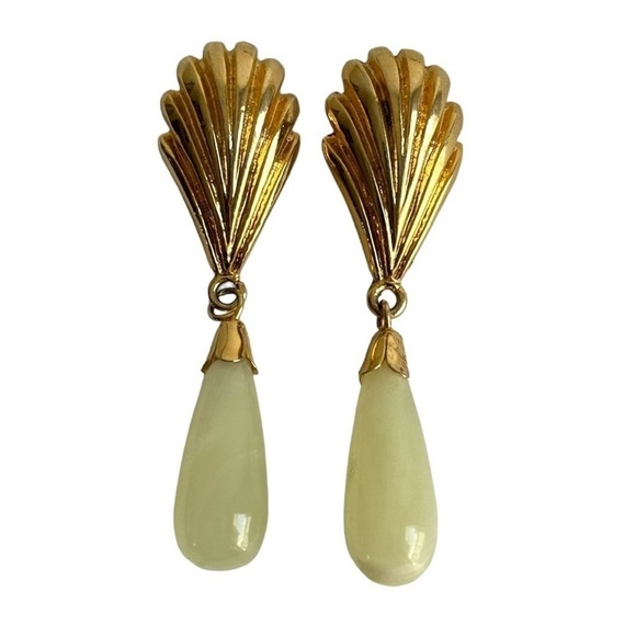 Vintage Shell Drop‎ Earrings Jade Green Stone Teardrop Gold Tone Pierced Post